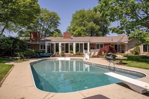 Charming 4-bedroomHorse Ranch farmhouse in enjoyable Lebanon with AC, Wifi 