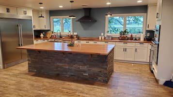 Fridge, microwave, stovetop, dishwasher