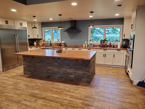 Charming 4-bedroomHorse Ranch farmhouse in enjoyable Lebanon with AC, Wifi 