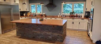 Charming 4-bedroomHorse Ranch farmhouse in enjoyable Lebanon with AC, Wifi 