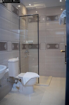 Doccia, asciugacapelli, pantofole, asciugamani