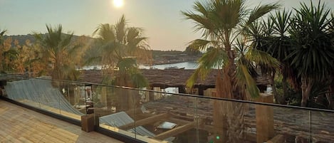 واي فاي مجانًا وملاءات أسرّة