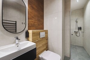 Deluxe Apartment | Bathroom | Shower, hair dryer, towels, soap - Halo Szczecin (Szczecin)