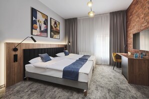 Habitación Deluxe con 1 cama doble o 2 individuales | Caja fuerte, tabla de planchar con plancha, wifi gratis
