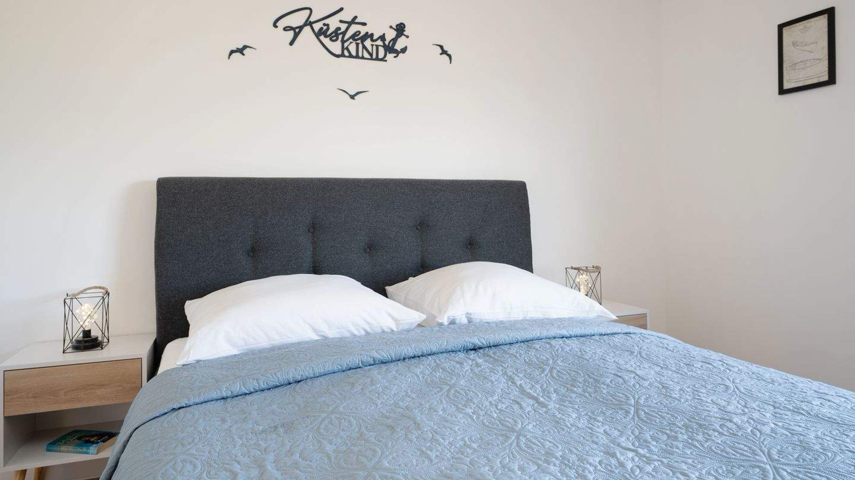 3 makuuhuonetta, työpöytä, silitysrauta/-lauta, vauvan matkasänky