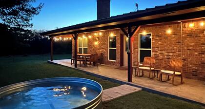 Huruma 3 BR by Fossil Rim, Hiking, Farm & Ranch Stay- Goats, Pigs & Disc Golf!