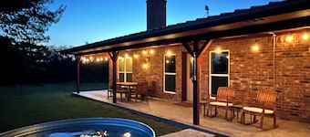 Huruma 3 BR by Fossil Rim, Hiking, Farm & Ranch Stay- Goats, Pigs & Disc Golf!