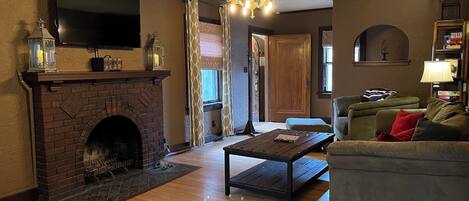 Smart-tv, een open haard, videospelletjes en een dvd-speler