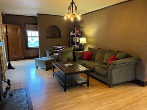 Una Smart TV, una chimenea, videojuegos, un reproductor de DVD