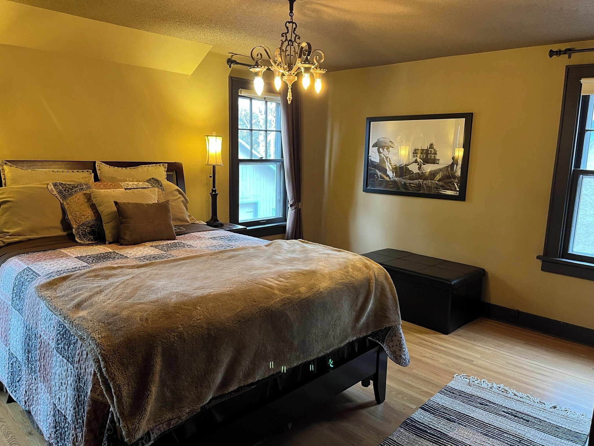 1 多间卧室、办公桌、熨斗/熨衣板、旅行婴儿床