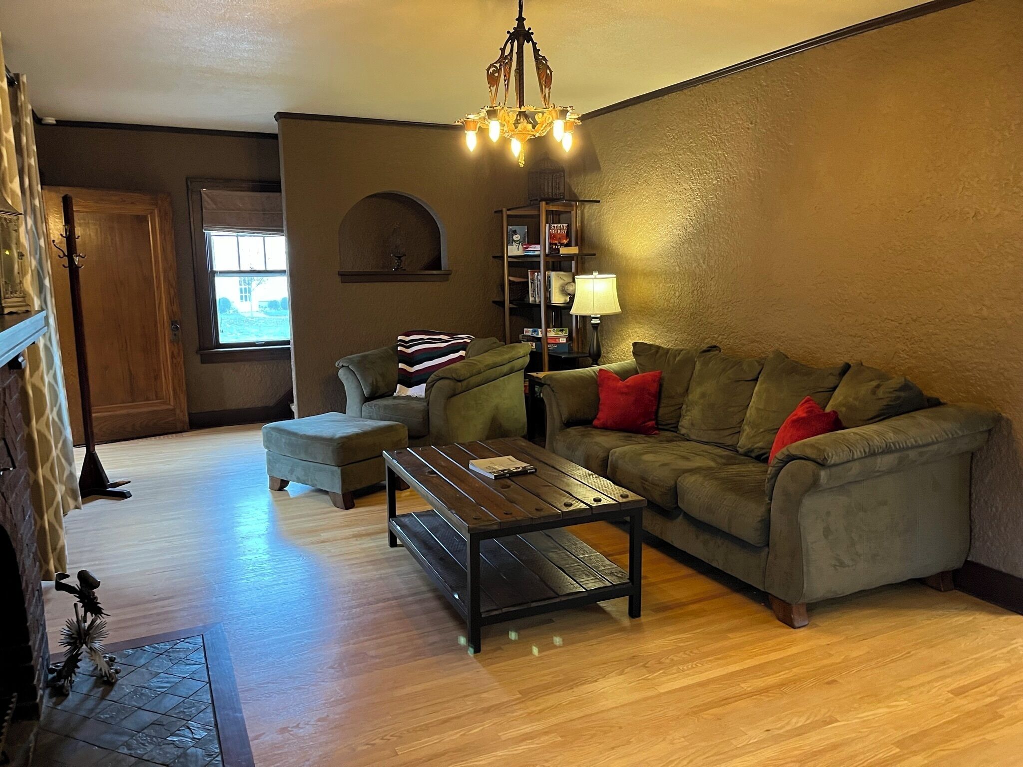 Smart TV, fireplace, video games, DVD player