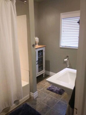 Shower, hair dryer, towels - Historic Twin Tudors Inn KP1404 Basment Room (KP1404BMNT) (Sioux Falls)