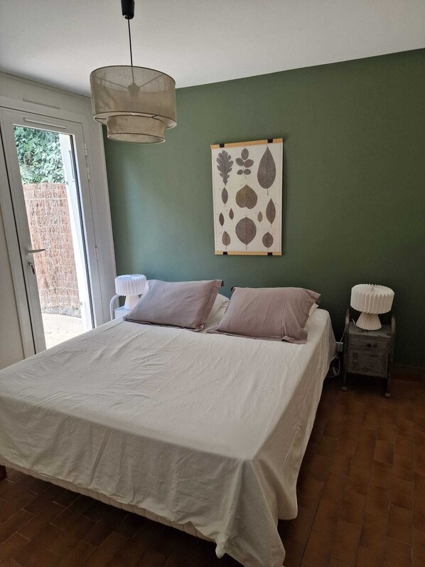 2 bedrooms, desk, WiFi