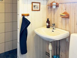 House | Bathroom - 7 Person Holiday Home in Varmdo (Fågelbrolandet)