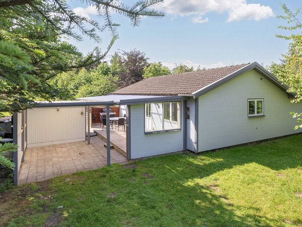 A single-story house with a covered patio area and a small window. - 4 Star Holiday Home in Gedsted (Gedsted)