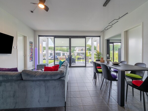 Villa | Dining - Villa With Covered Terrace and Jetty on the Water (Zeewolde)