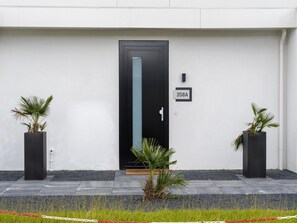 Villa | Exterior - Villa With Covered Terrace and Jetty on the Water (Zeewolde)