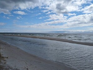 A beach with a wide sandy shore and gentle waves. - 8 Person Holiday Home in Romo (Rømø)
