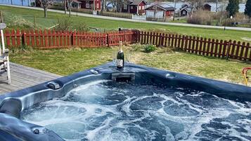 House | Outdoor spa tub