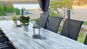 Spisebord med stole, potteplanter og en lanterne.