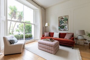 TV, fireplace - Pembridge Villas VI by onefinestay (London)