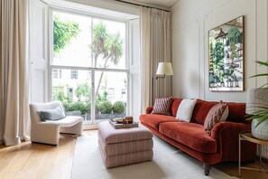 TV, fireplace - Pembridge Villas VI by onefinestay (London)