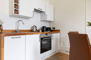 Dishwasher, coffee/tea maker, toaster