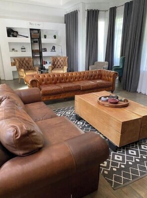 Een televisie en een open haard