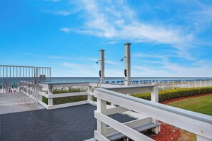 Property grounds - Discounted Rate! Shorter stays! End unit, Heated pool, Hot tub& gym. (DESTIN)