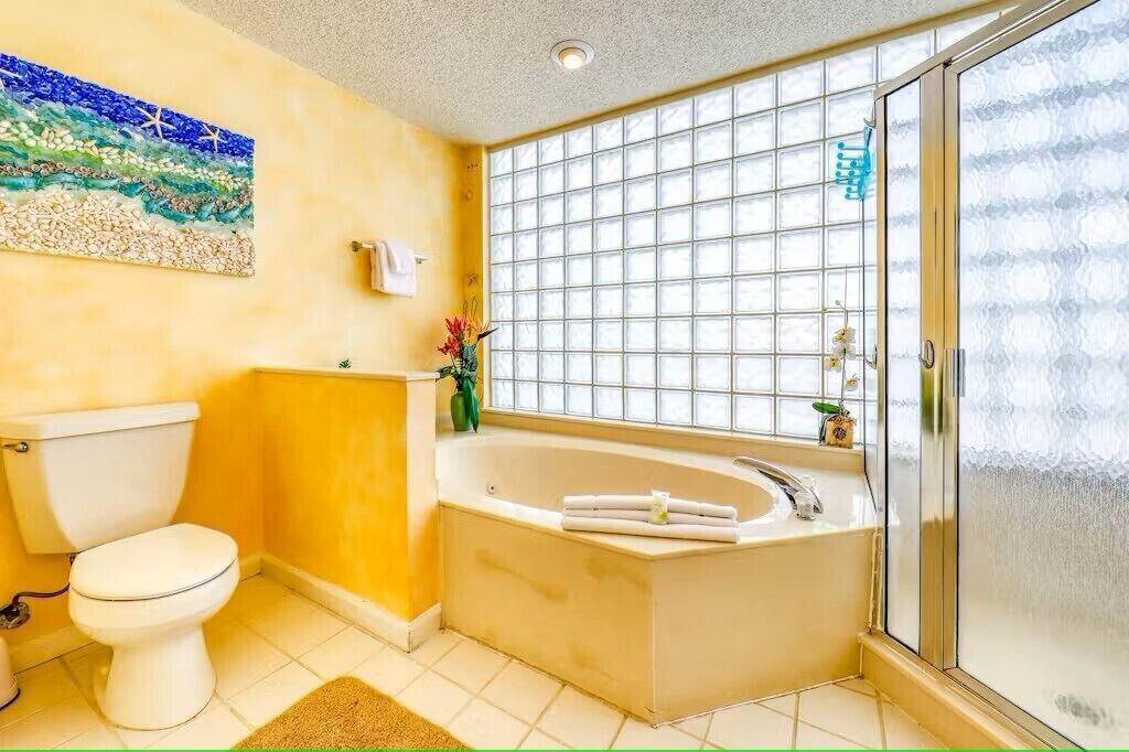 Ein Badezimmer mit Toilette, Badewanne und Dusche.