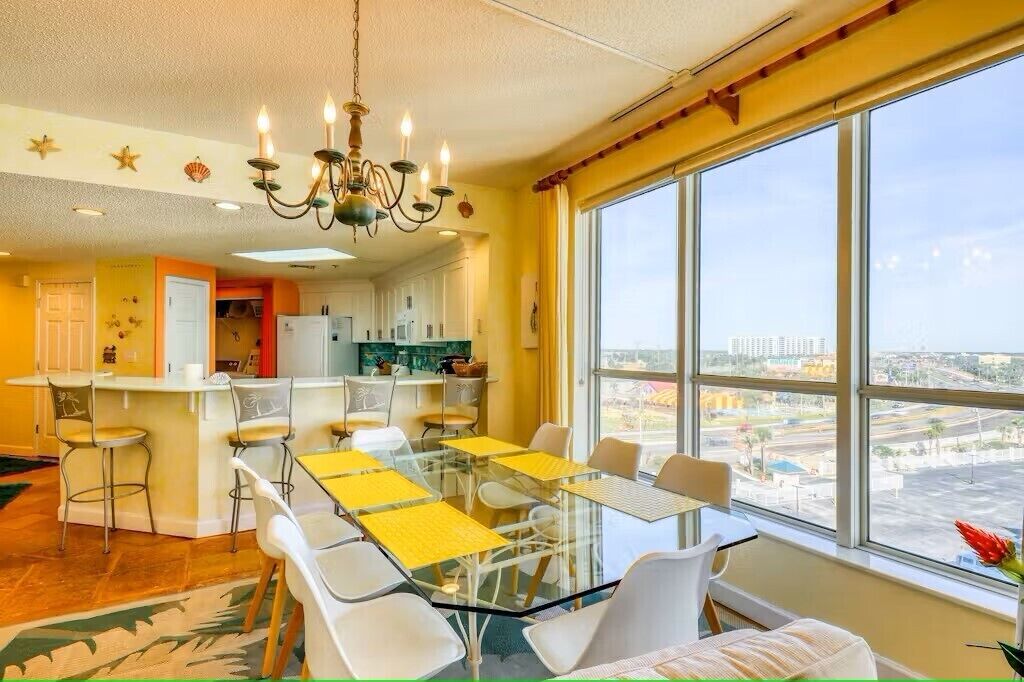 Una cocina moderna con comedor, ventanas amplias y vista a la ciudad.