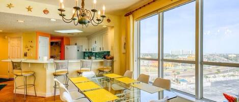 Una cocina moderna con comedor, ventanas amplias y vista a la ciudad.
