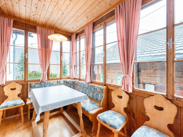 House | 4 bedrooms, individually furnished, bed sheets