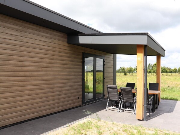 House | Balcony - Spacious Chalet in a Rural Location Near Giethoorn (Blesdijke)