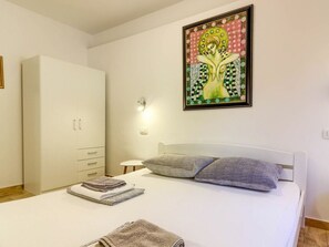 Villa | 3 bedrooms, individually furnished, iron/ironing board - Nezakcij With Pool and Garden (Liznjan)