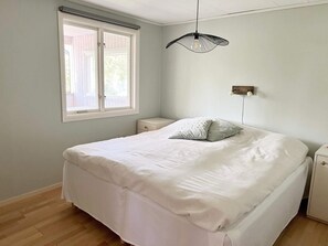3 bedrooms, individually furnished - 6 Person Holiday Home in Djurhamn (Fågelbrolandet)