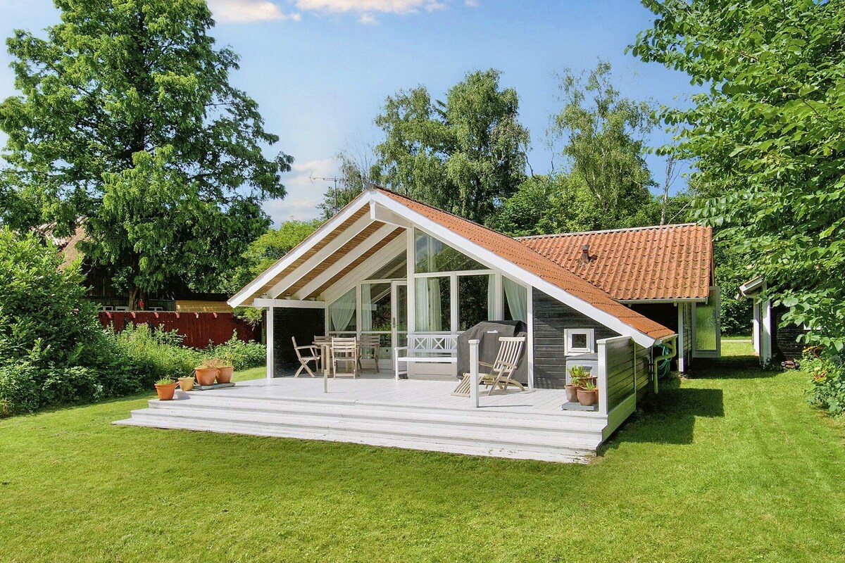 A modern house with a patio, a dining area, and a covered outdoor seating area.