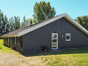 A single-story building with a gabled roof, a front door, and a small window to the right. - 4 Star Holiday Home in Nordborg (Nordborg)