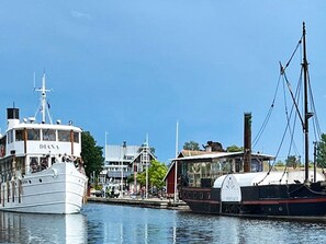 Marina com dois barcos atracados, um chamado 'DIANA' e outro com casco branco e vermelho.