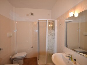 Bathroom - Apartment by Lake Maggiore With Stunning Views (Oggebbio)
