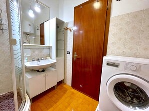Bathroom - Coastal Apartment With Pool Access (Caorle)