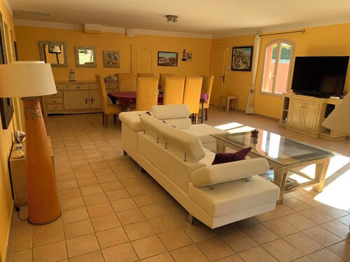 Beautiful recent house with swimming pool surrounded by flowers 1 km from the beach 