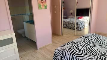 4 chambres, coffres-forts dans les chambres, fer et planche Ă repasser