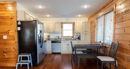 Charming 3-bedroom cottage in peaceful Fancy Gap with WiFi, AC