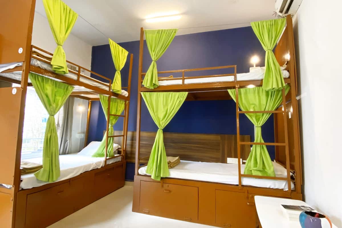 Soundproofing, free WiFi, bed sheets