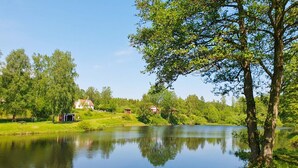 A calm lake with a house and a barn on the shore. - 4 Star Holiday Home in Karlskrona (Karlskrona)