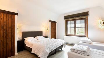 4 bedrooms, bed sheets