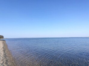 A calm body of water with a clear sky. - 5 Person Holiday Home in Roslev (Roslev)