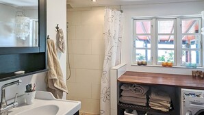 House | Bathroom - 2 Person Holiday Home in Martofte (Martofte)