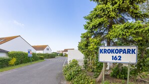 A road sign indicating Krokopark 162, a residential area with houses and greenery. - Peacefully Located Holiday Home Near the sea (Middelkerke)